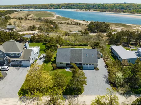 17 Beach Plum Ln, Saint James, NY 11780