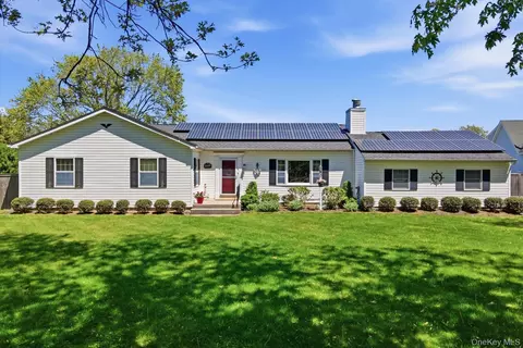 16 High Meadow Ln, Riverhead, NY 11901