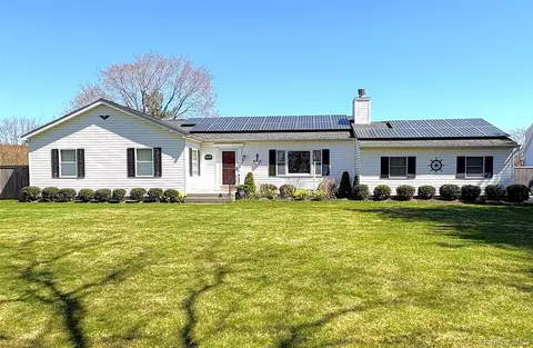 16 High Meadow Ln, Riverhead, NY 11901