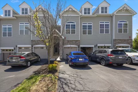 1707 Hawthorn Way, New Windsor, NY 12553