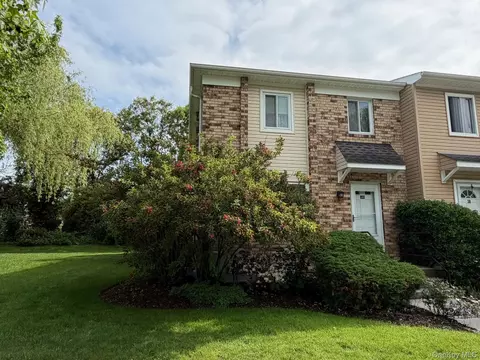 40 Town House Dr, Massapequa Park, NY 11762