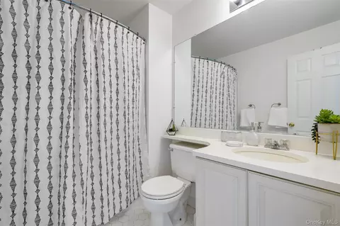 Bath - 36 Scofield Ct, Peekskill, NY 10566 photo 4 of 4