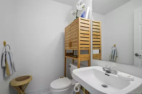 Bath - 36 Scofield Ct, Peekskill, NY 10566 photo 1 of 4