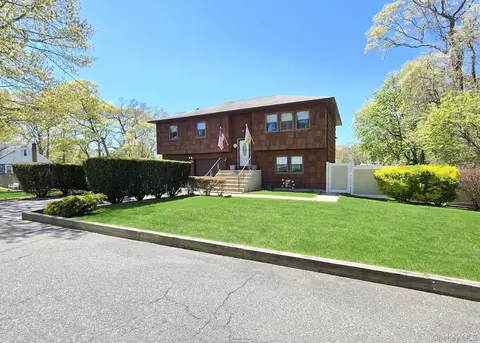 76 Webster Ave, Lake Ronkonkoma, NY 11779