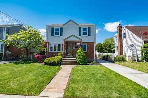 375 Latham Rd, North Hempstead, NY 11501