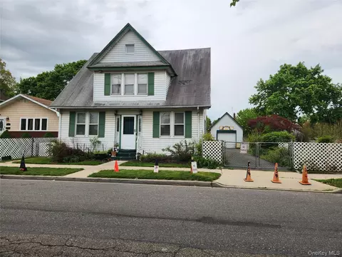 34 Oakland St, Hempstead, NY 11550