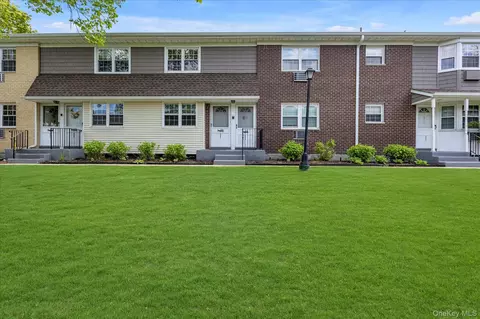 5205 Wilshire Ln #5205, Oakdale, NY 11769