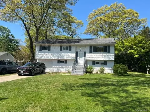 32 Vautrin Ave, Holtsville, NY 11742
