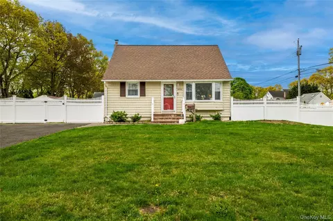 532 Rockaway St, West Islip, NY 11795