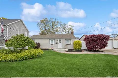 173 N Kings Ave, North Massapequa, NY 11758
