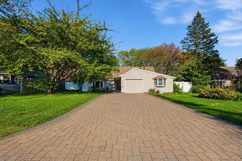 201 Serpentine Ln, Islandia, NY 11749