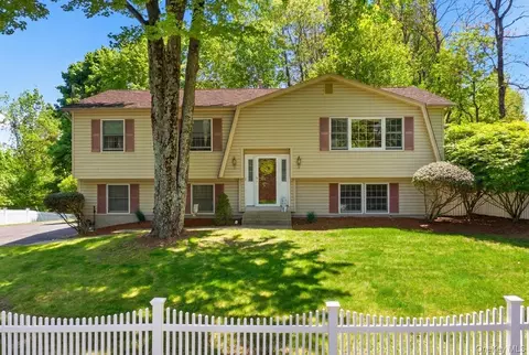 10 Sabin Dr, Ramapo, NY 10901