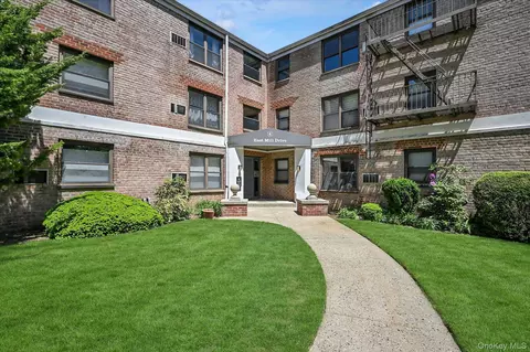 4 E Mill Dr #3E, North Hempstead, NY 11021