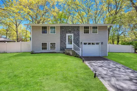32 Lodge Ln, Setauket, NY 11733