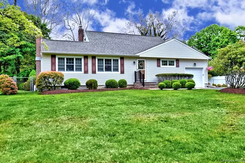 20 Valentine Rd, Shoreham, NY 11786