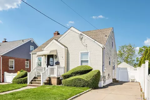 12 Scherer Blvd, Franklin Square, NY 11010