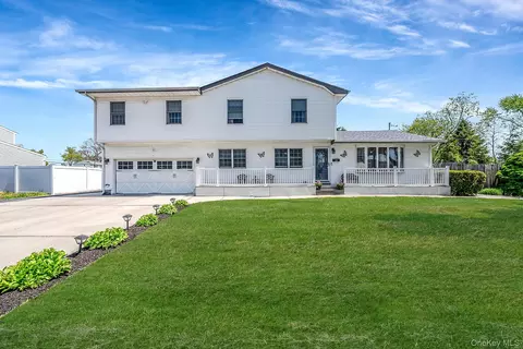 111 Chapel Hill Dr, Brentwood, NY 11717