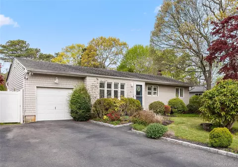 44 Maple Ave, Bellport, NY 11713