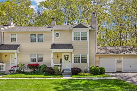 13 Rutledge Cmns, Yaphank, NY 11980