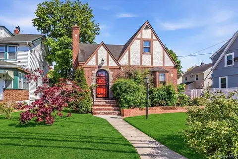 33 Emerson Pl, Valley Stream, NY 11580