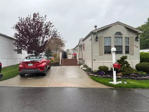 1661-319 Old Country Rd #319, Riverhead, NY 11901