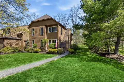 102 Ridgeview Ln, Yorktown, NY 10598