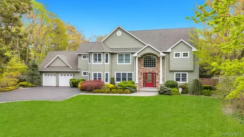 83 Gillette Ave, Bayport, NY 11705