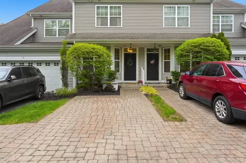 15 High Ridge Ln, Wallkill, NY 10940