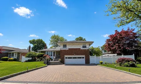 3 Carolyn Ct, Syosset, NY 11791