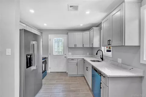 Entry Way - 339 Barton Ave, Patchogue, NY 11772 photo 2 of 6