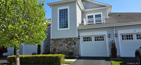 17 Greentree Ct, Shirley, NY 11967