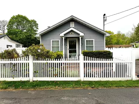 96 Pleasure Ave, Ronkonkoma, NY 11779