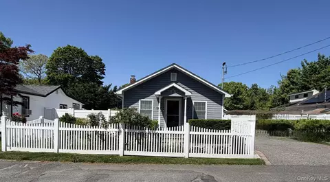 96 Pleasure Ave, Ronkonkoma, NY 11779