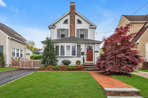 20 Highland Pl, North Hempstead, NY 11020