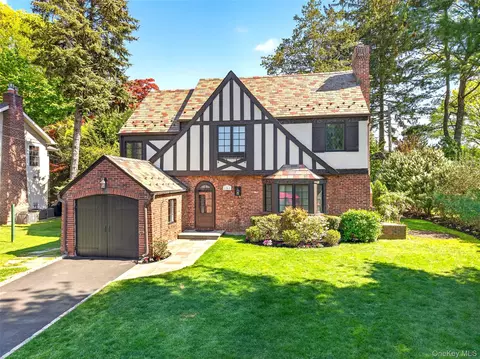 102 Quaker Ridge Rd, North Hempstead, NY 11030