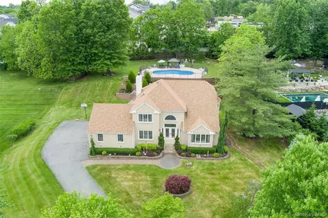 8 Stark Ct, Clarkstown, NY 10956