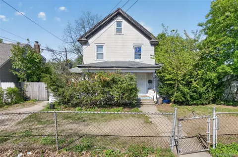 95 Rose Ave, Roosevelt, NY 11575