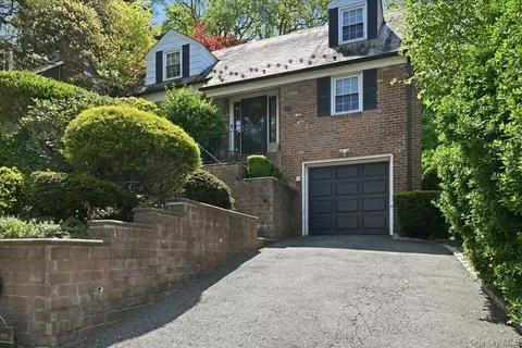 214 Nassau Ave, North Hempstead, NY 11030