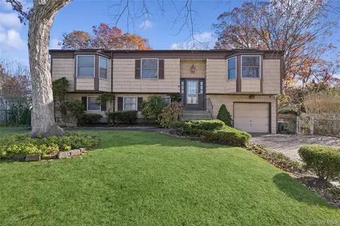 33 Broadway Ave, Holtsville, NY 11742