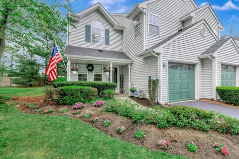1 Plantation Dr, Hauppauge, NY 11788