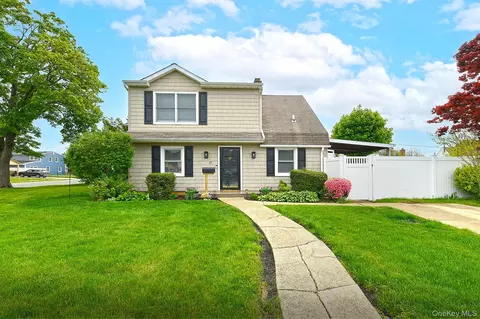 17 Ring Ln, Levittown, NY 11756