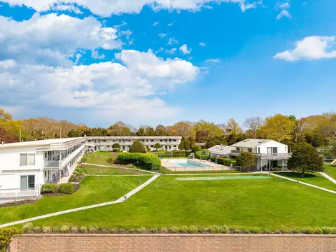 50 Rampasture Rd #6, Hampton Bays, NY 11946