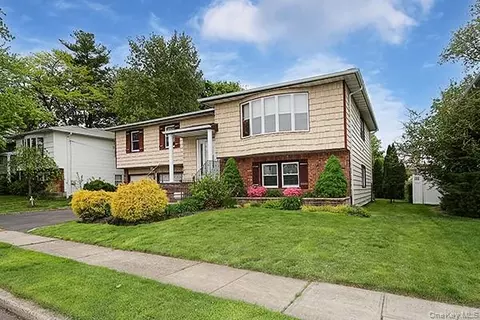 8 Broadfield Pl, Glen Cove, NY 11542