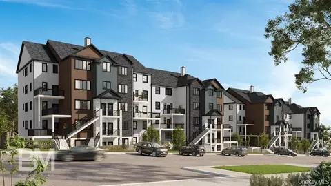 16 Chevron Rd #103, Monroe, NY 10950