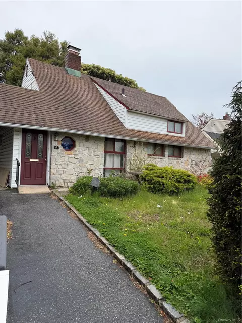 16 Springtime Ln E, Levittown, NY 11756