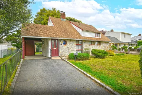 16 Springtime Ln E, Levittown, NY 11756