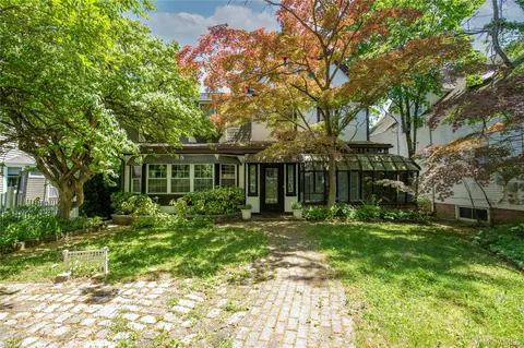 88 Prospect St, Douglaston, NY 11363