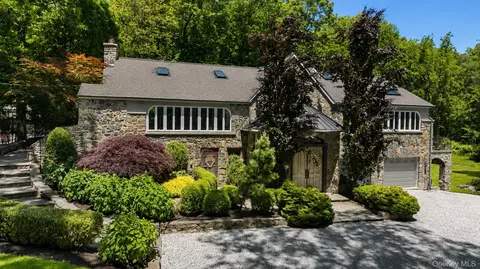 481 Mount Airy Rd E, Cortlandt, NY 10520