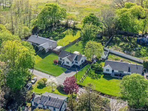 66 Hedges Rd, Brookhaven, NY 11772