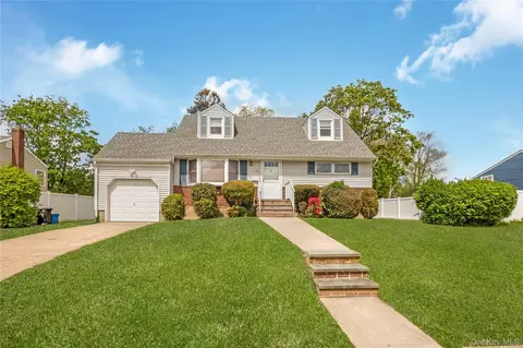 142 Elkton Ln, North Babylon, NY 11703
